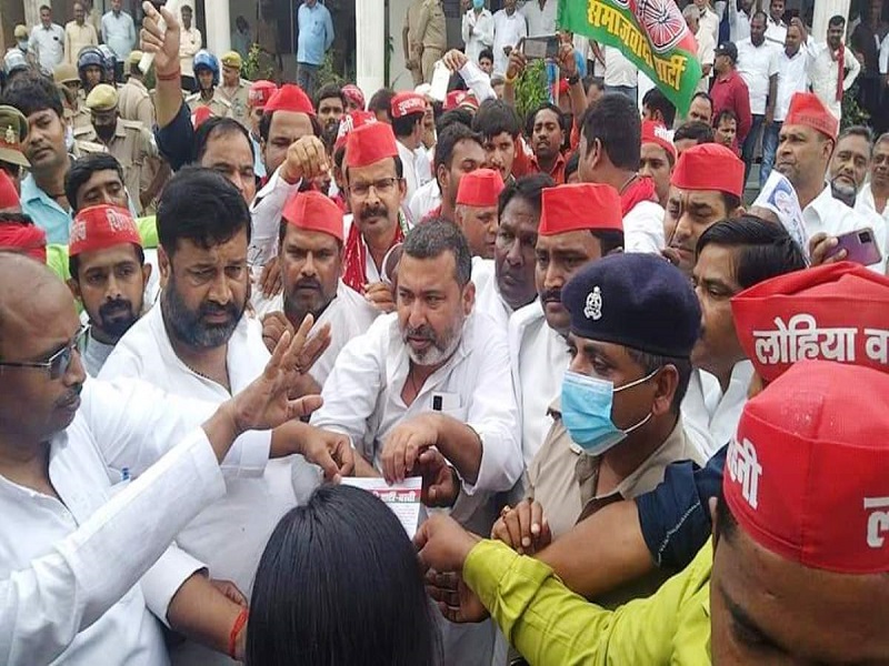 किसानों की हत्या के विरोध में लोहिया वाहिनी ने फूंका सरकार का पुतला