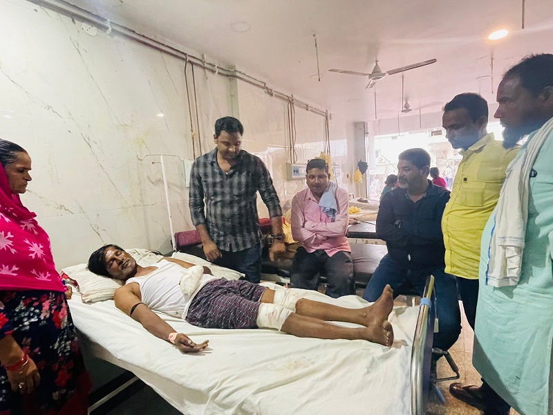 सड़क हादसे में घायल BDC का कुशलक्षेम जानने हॉस्पिटल पहुंचे 'मुमताज'