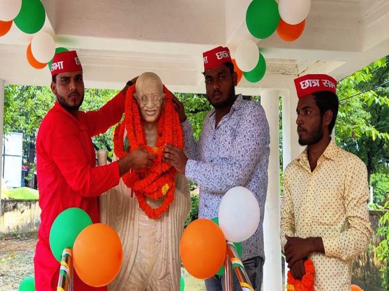 बापू प्रतिमा के समक्ष मौन व्रत के साथ समाजवादी छात्रसभा जागरूकता अभियान का समापन