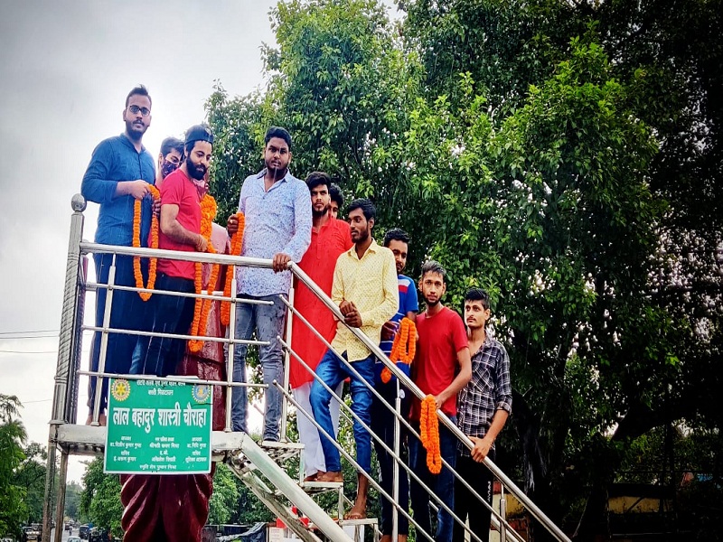 सूरज के नेतृत्व में छात्रों तथा युवाओं ने किया लाल बहादुर शास्त्री की प्रतिमा पर माल्यार्पण