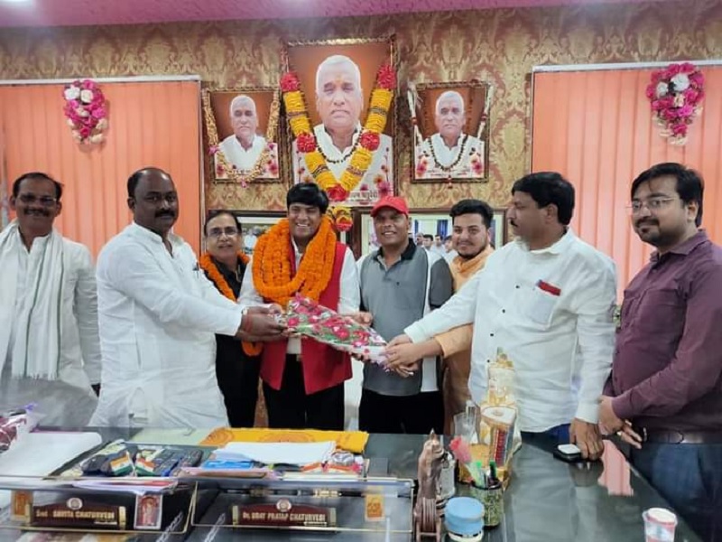 डॉ उदय प्रताप चतुर्वेदी ने पूर्वांचल मोर्चा जिलाध्यक्ष का किया स्वागत