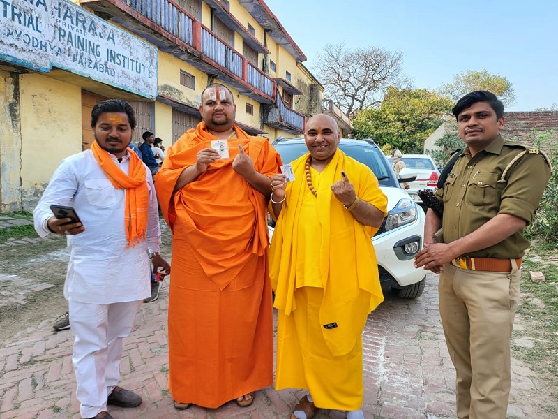 Ayodhya News: अयोध्या में संतो महंतों ने किए मतदान, ईवीएम में कैद हुआ भविष्य