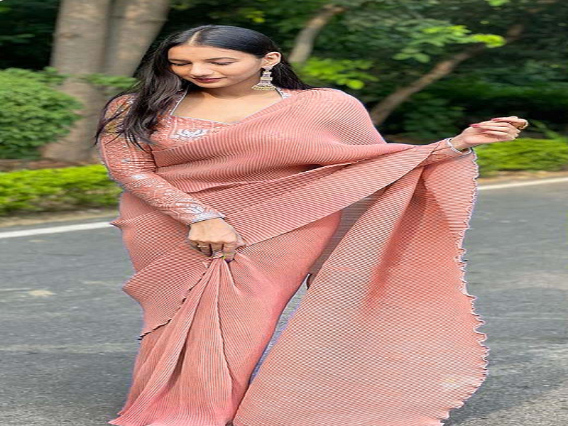 मानसून में साड़ी पहन कर जाना है बाहर, इन बातों का रखें ध्यान