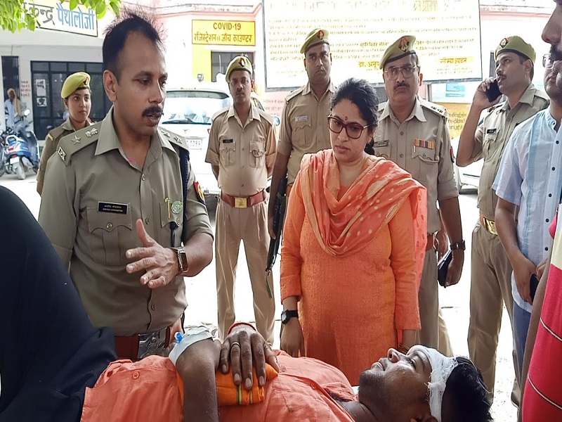 जिला अस्पताल पहुॅचकर घायल कावड़ियों का डीएम ने पूछा कुशलक्षेम
