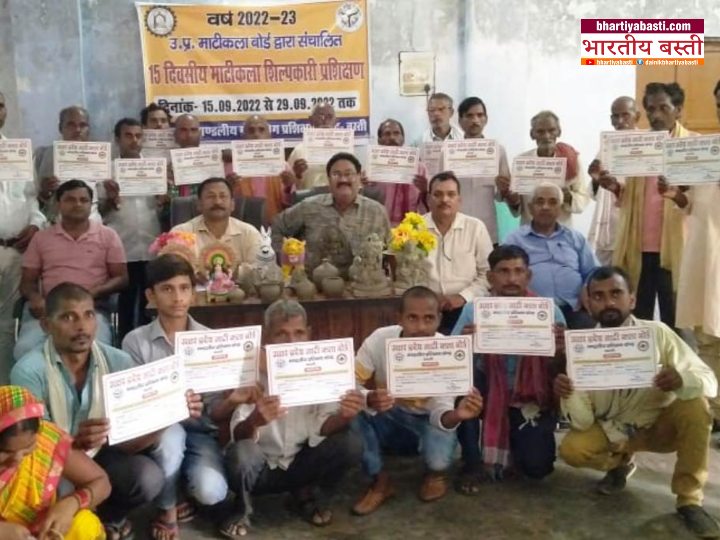 माटी कला के कारीगरो में प्रमाण-पत्र का वितरण