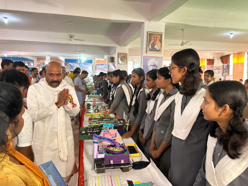 विद्या मंदिर में क्षेत्रीय विज्ञान मेल की शुरुआत, सांसद हरीश द्विवेदी ने किया प्रदर्शनी का निरीक्षण