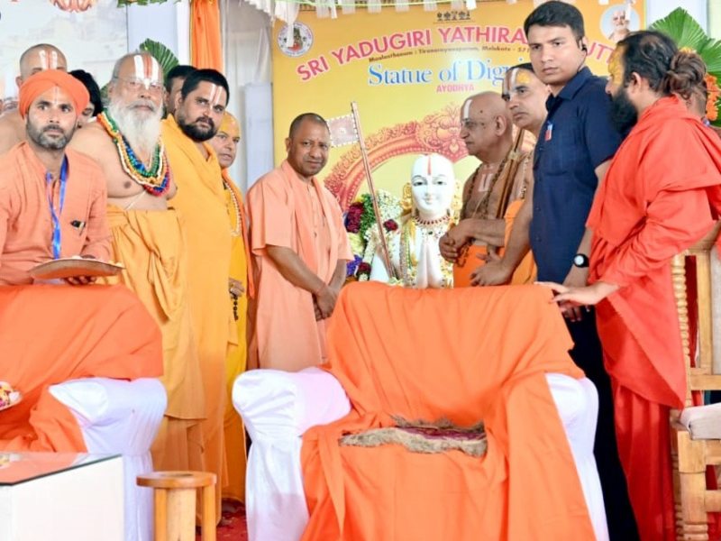 सीएम योगी आदित्यनाथ ने जगतगुरु रामानुजाचार्य की प्रतिमा का किया अनावरण