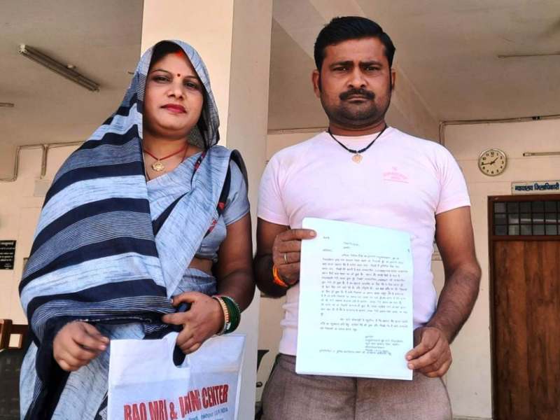 पिता को कैंसरः ईलाज के लिये डीएम से सहारा में जमा धन दिलवाने की मांग
