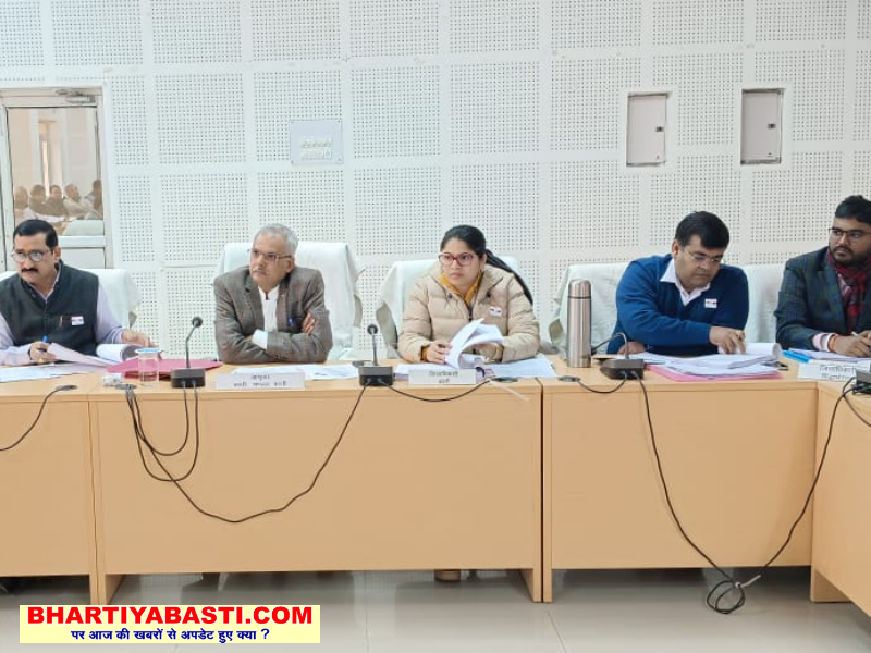 Basti News: समीक्षा बैठक में मंडलायुक्त के सख्त निर्देश- बाहर की दवाएं ना लिखें डॉक्टर