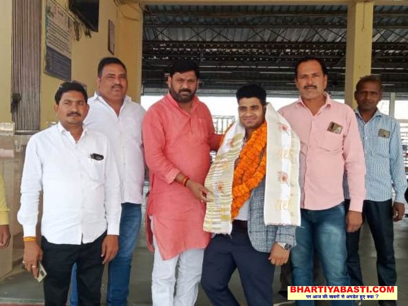 Basti News: कलवारी के शशिकांत ने रूस में रहकर पास की डॉक्टरी, लोगों ने गांव में किया स्वागत