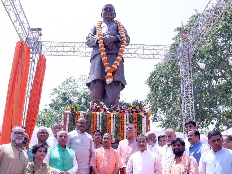 मुख्यमंत्री योगी ने लाल जी टण्डन की कांस्य की प्रतिमा का किया अनावरण