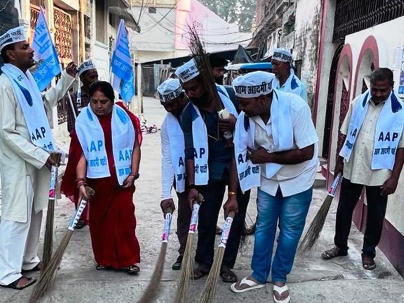 Basti Nagar Palika Chunav 2023: बस्ती नगर पालिका चुनाव में AAP प्रत्याशी विनीता ने झाड़ू लगाकर मांगे वोट