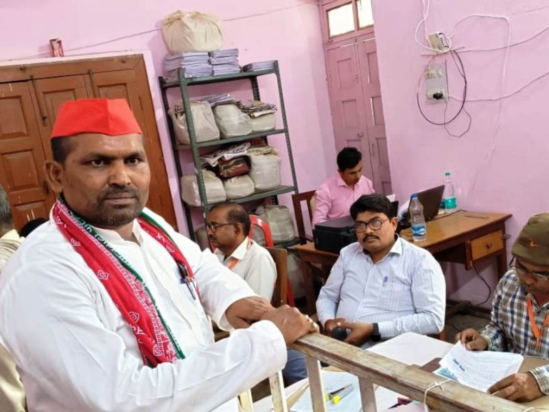 Basti Nagar Nikay Chunav 2023: गायघाट से सपा प्रत्याशी राम सुरेश सोनकर ने किया सादगी से नामांकन