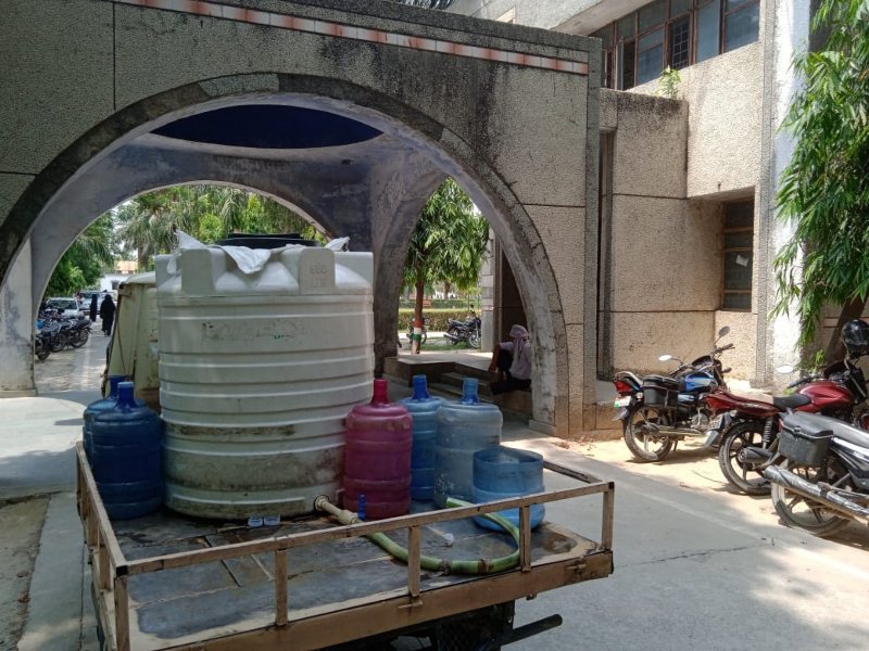 Siddharth Nagar News: जिलाधिकारी कार्यालय परिसर में पेयजल को तरसते हैं बाहर से आने वाले लोग