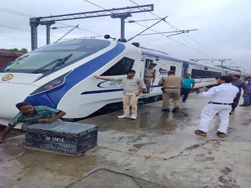 Ayodhya Vande Bharat Express:तय समय से पहले अयोध्या पहुंची वंदे भारत एक्सप्रेस