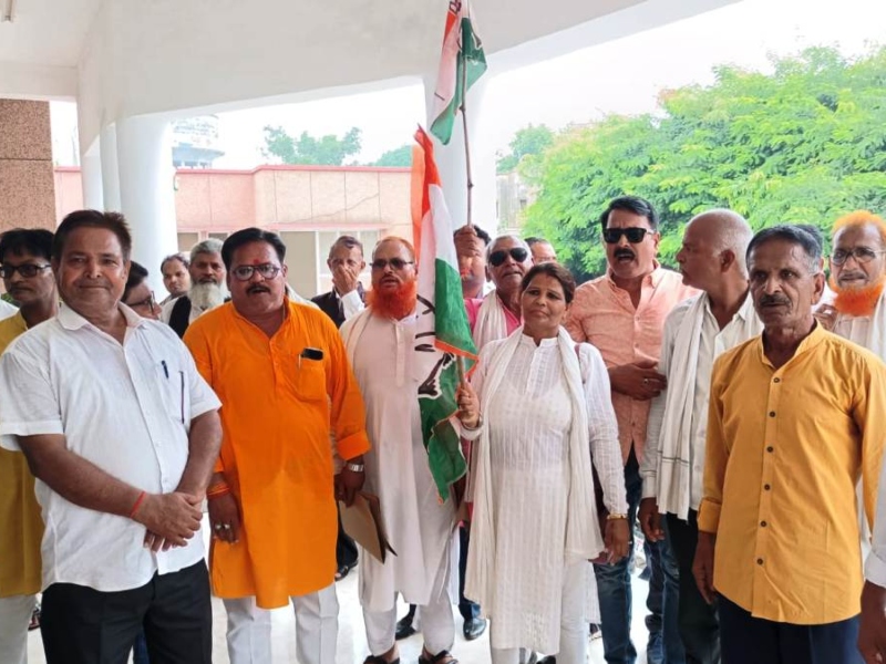 Basti News: संविधान बदलने की साजिश के खिलाफ अल्पसंख्यक कांग्रेस ने सौंपा ज्ञापन