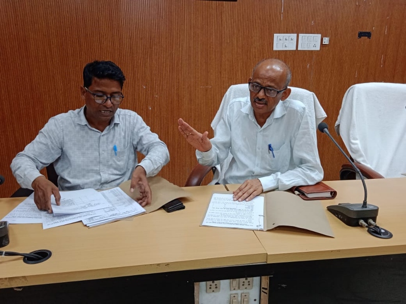 Siddhartha Nagar में 11 वोटिंग बूथ होंगे मर्ज, 25 की बदलेगी जगह, बैठक में हुआ फैसला