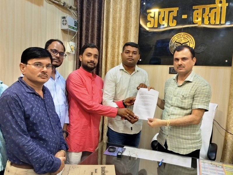 Basti News: शिक्षकों ने एडी बेसिक को सौंपा ज्ञापन