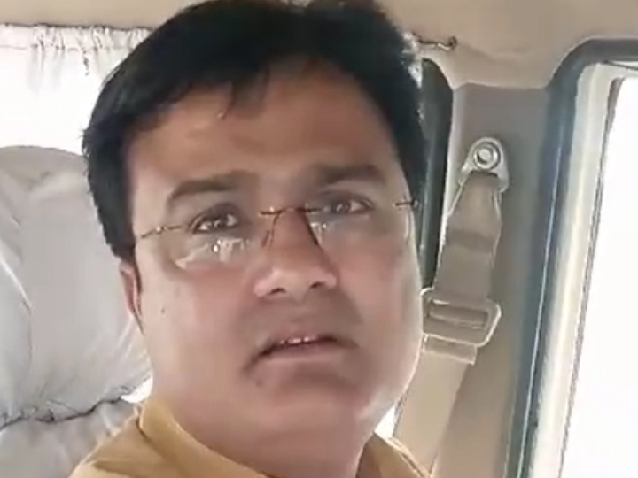'नायब तहसीलदार घनश्याम शुक्ल से सवाल मत पूछिएगा, मोबाइल छीन कर थाने ले जाएंगे'