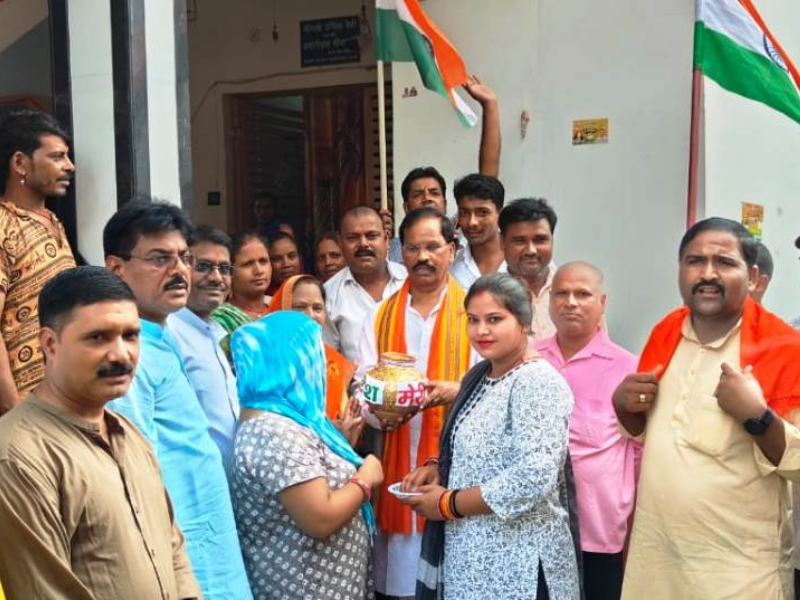 Mera Mati Mera Desh: पूर्व विधायक दयाराम चौधरी के साथ भाजपा नेताओं ने घरों से एकत्र किया माटी