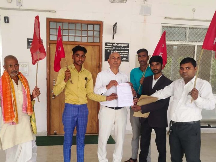 Basti में छात्रा के उत्पीड़न के आरोपियों के गिरफ्तारी की मांग, भेजा ज्ञापन