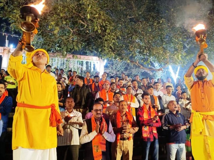 Basti News: कुआनो नदी की आरती में उमड़े श्रद्धालु, प्रदूषण से मुक्ति दिलाने का लिया संकल्प