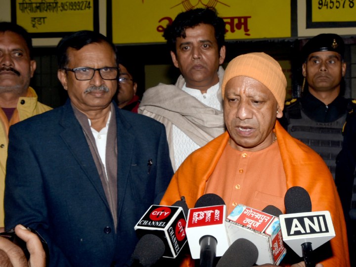 CM Yogi In Gorakhpur: गोरखपुर में बढ़ी ठंड, सीएम योगी ने अधिकारियों के कसे पेंच, दिए ये निर्देश