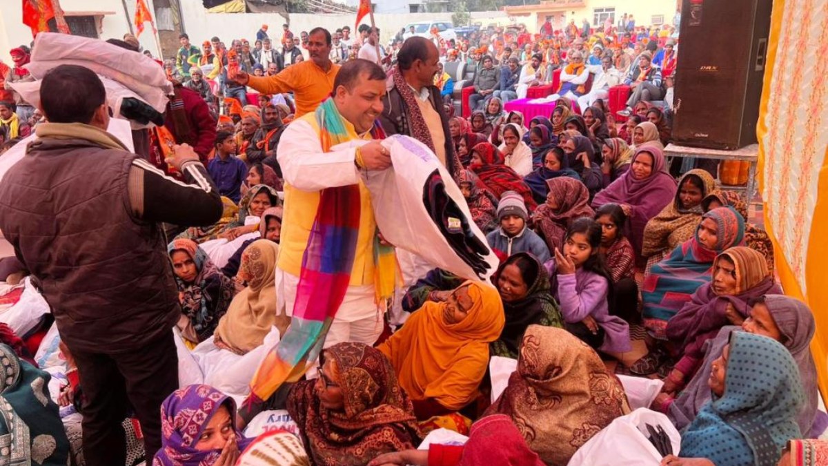 Basti News: भाजपा नेता रमाकान्त ने भण्डारे के साथ किया जरूरतमंदों में कम्बल का वितरण