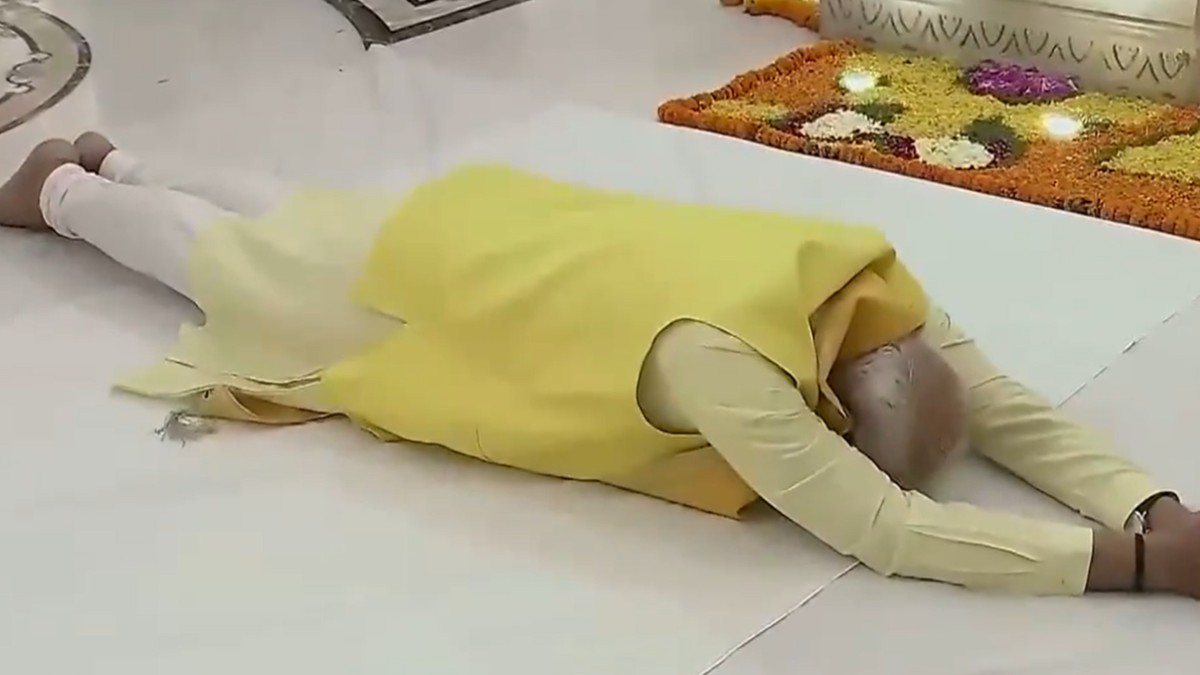 PM Modi In Ayodhya: जनता के बाद अब श्रीराम की शरण में पीएम नरेंद्र मोदी, किया दंडवत प्रणाम, Video Viral