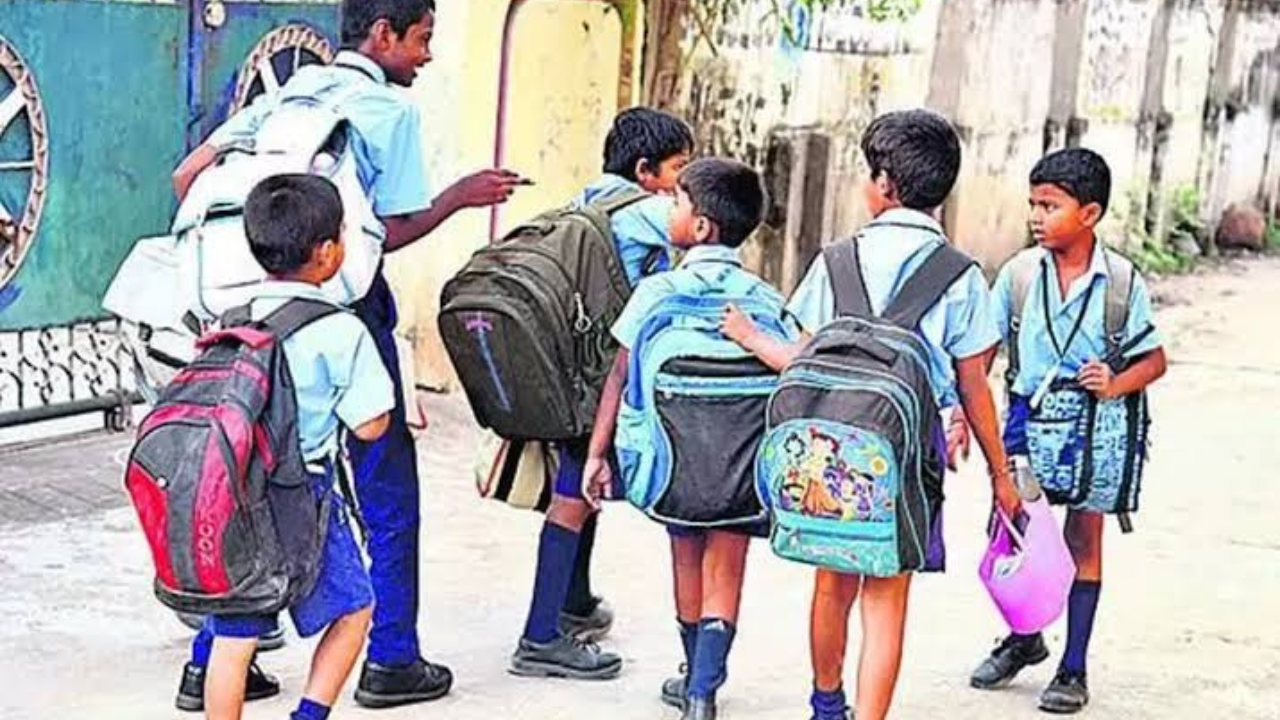 यूपी में वापस होगी बच्चों की फीस! बनी दो सदस्यों की कमेटी, करेगी निजी स्कूलों के अकाउंट्स की जांच
