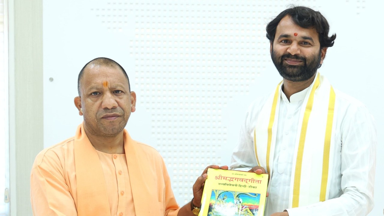 लखनऊ में सीएम योगी से मुलाकात कर बस्ती के लिए दो बड़ी खबर लाए विवेकानंद मिश्र, कहा- मुख्यमंत्री ने आदेश...