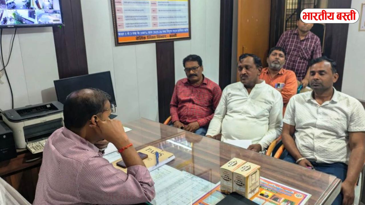 Basti: बीईओ अशोक कुमार के विरुद्ध शिक्षक लामबंद, कार्यवाही की मांग को लेकर सौंपा ज्ञापन