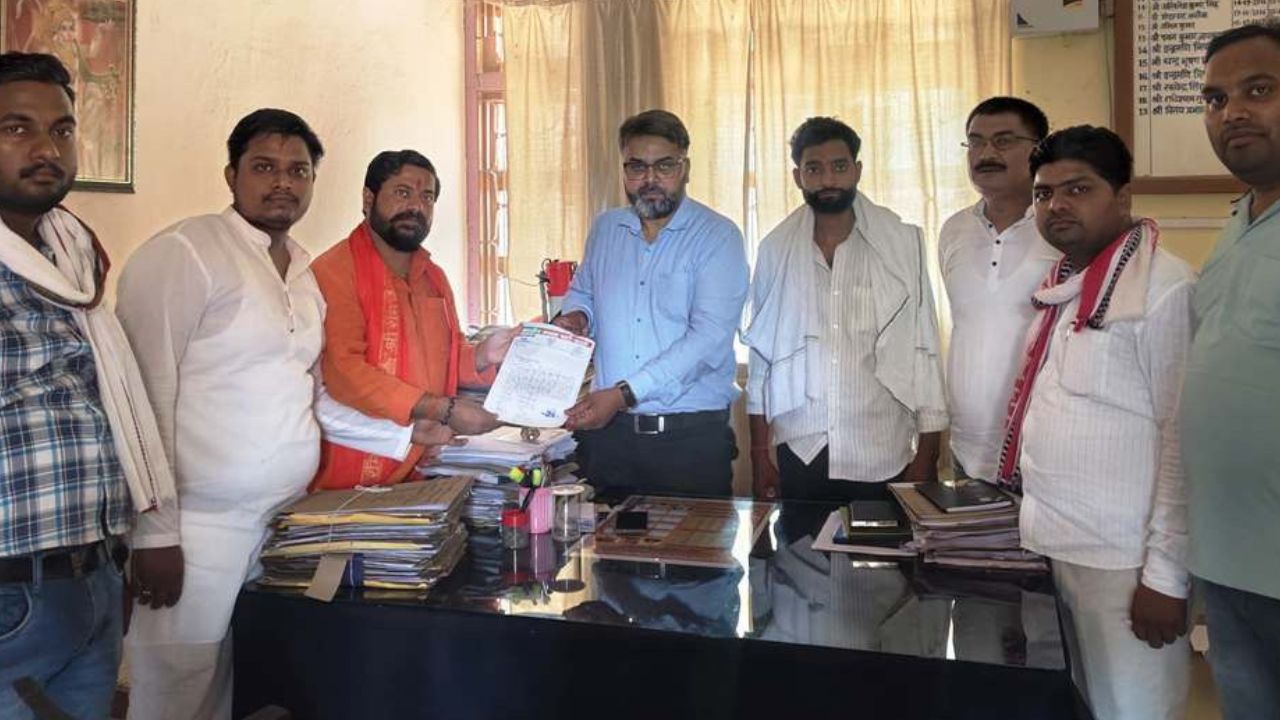Basti: डेढ माह के भीतर लेखपाल को हटाने से रोष, सौंपा पत्र, स्थानान्तरण रद्द करने की मांग
