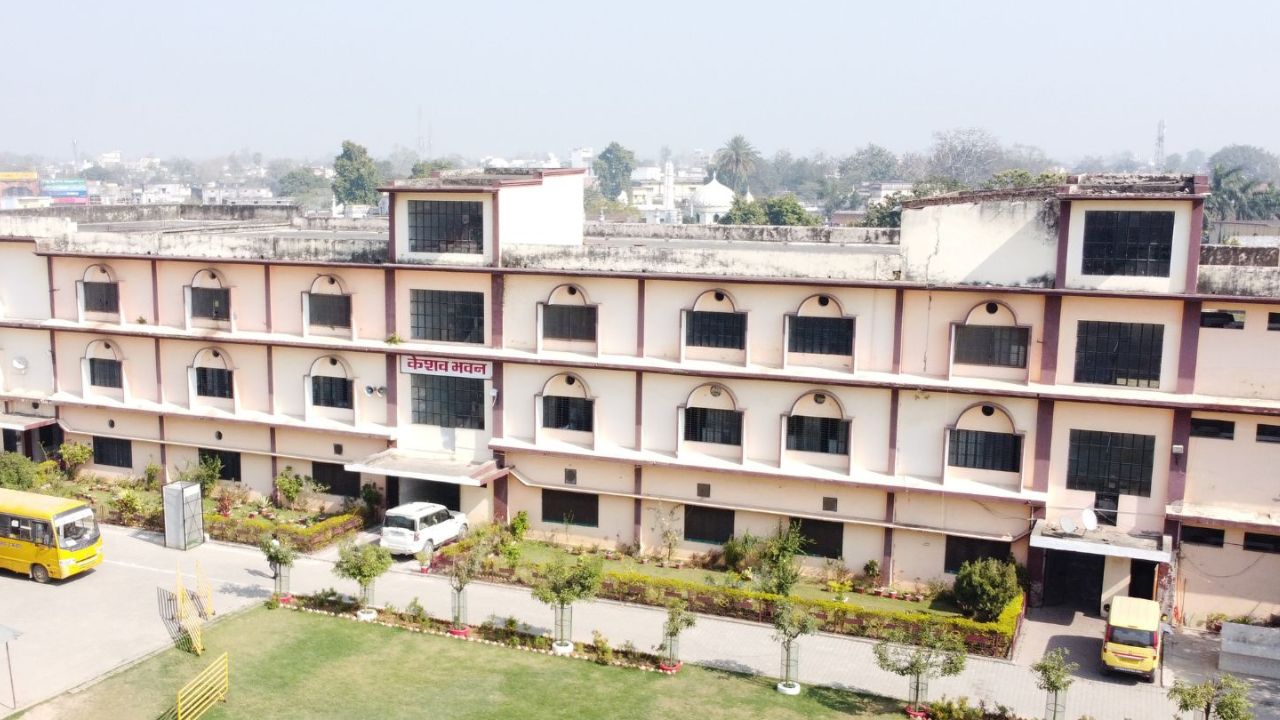 CBSE रिजल्ट 2025: बस्ती के सरस्वती विद्या मन्दिर के टॉपर्स ने लहराया परचम, सिमरन और आदित्य ने स्कोर किए 96.20% और 97% 