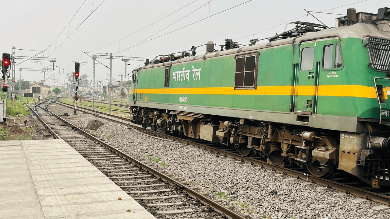 अयोध्या से इस रूट पर ट्रेनों की बढ़ी स्पीड, यात्रियों को होगी सुविधा