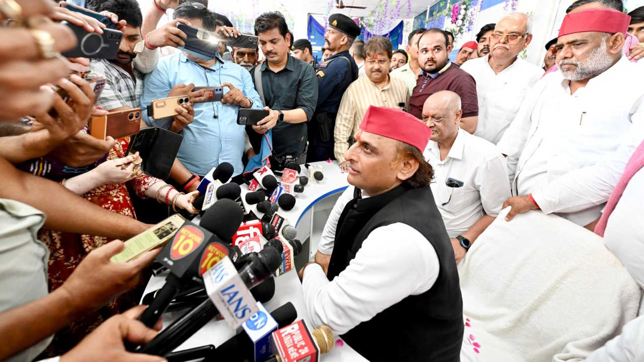 UP Politics: कन्नौज में BJP के खिलाफ गरजे अखिलेश यादव, इन 8 जिलों का नाम लेकर किया बड़ा दावा