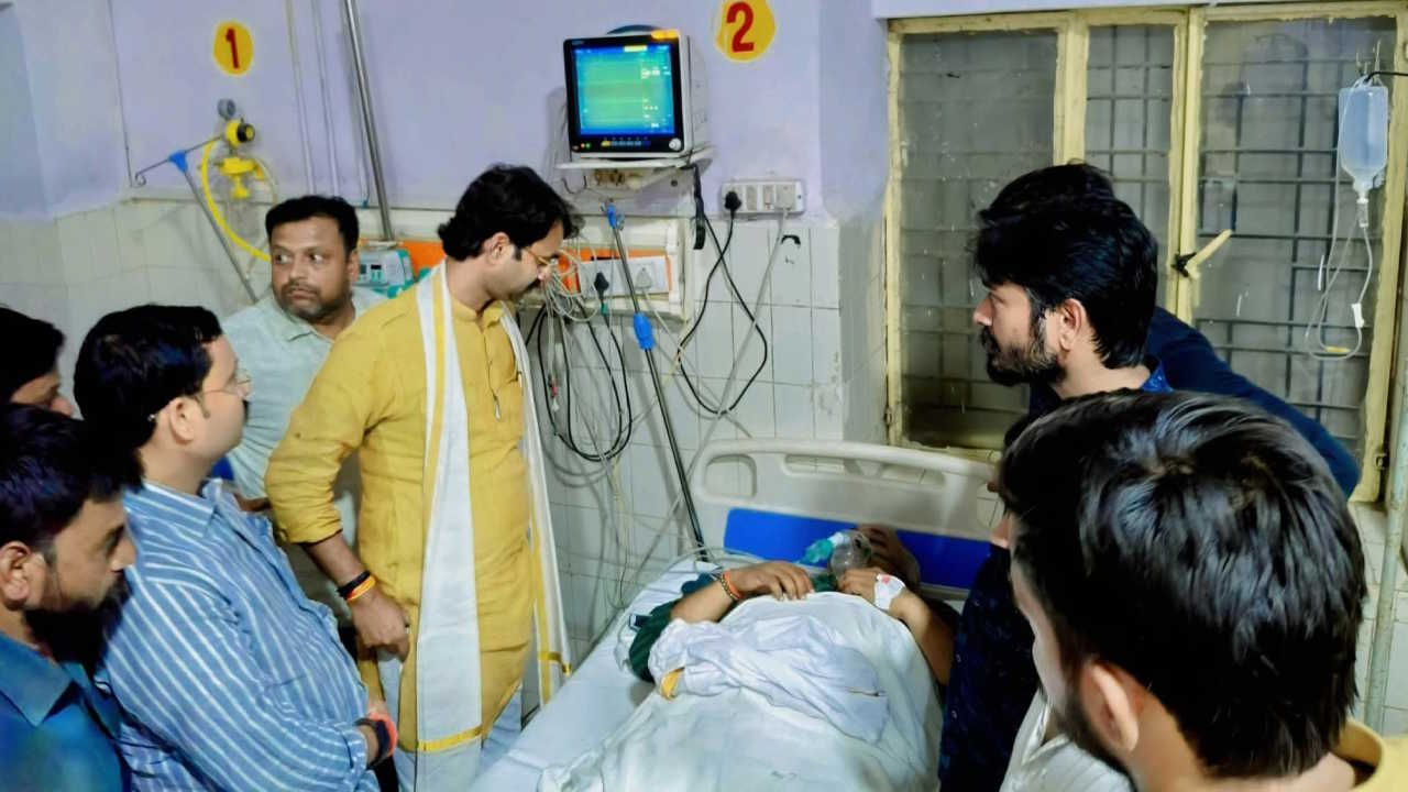 आशीष शुक्ला को अस्पताल ले गई पुलिस, लखनऊ रेफर, आमरण अनशन खत्म नहीं, सिर्फ स्थगित