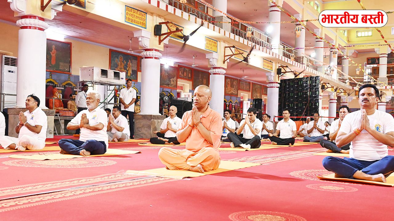 सीएम योगी ने गोरखपुर में किया सामूहिक योग, कहा – स्वस्थ जीवन का असली मंत्र यही है!