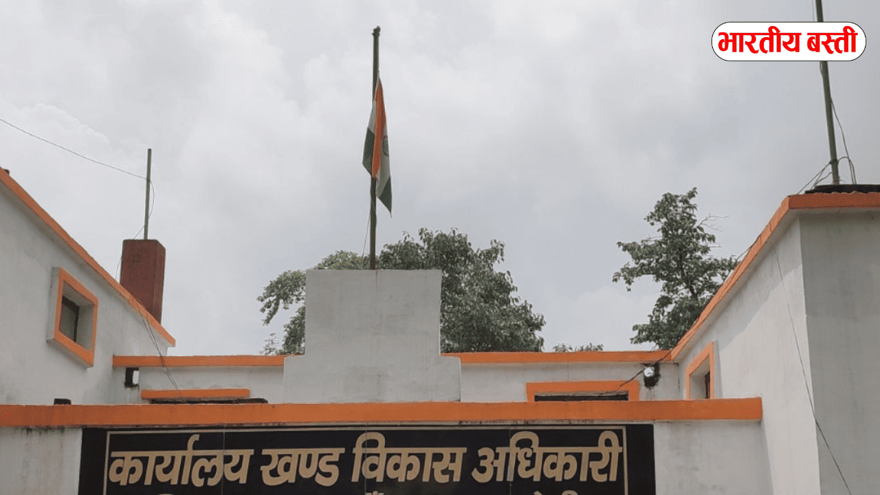 यूपी में आदेश की धज्जियां! अफसर ट्रांसफर के बाद भी डटे