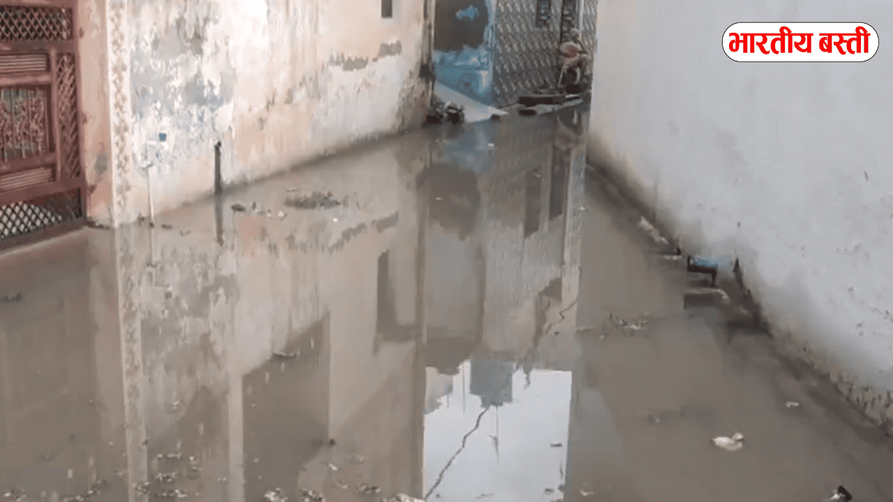 यूपी में भारी बारिश के बाद गांवों में घुसा गंदा पानी, लोग परेशान