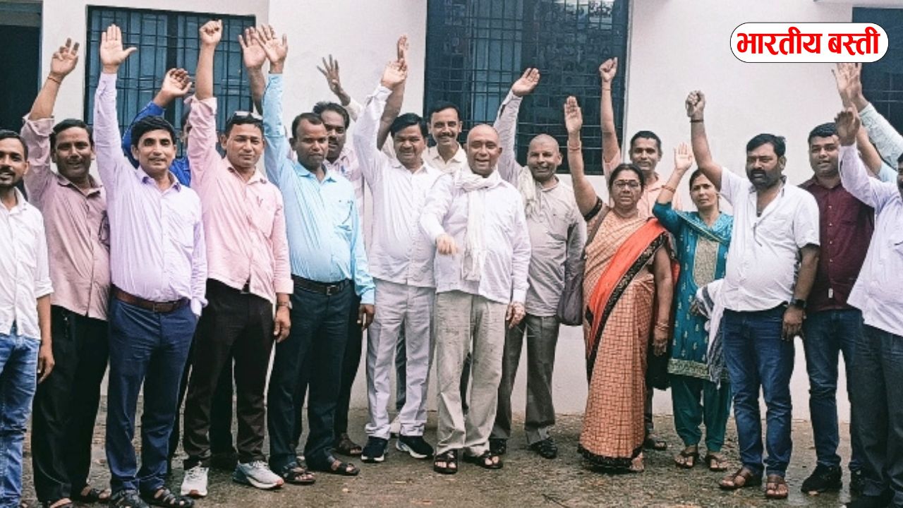 CM योगी को सौंपा ज्ञापन: शिक्षक बोले- परिषदीय स्कूलों को जबरन न करें मर्ज