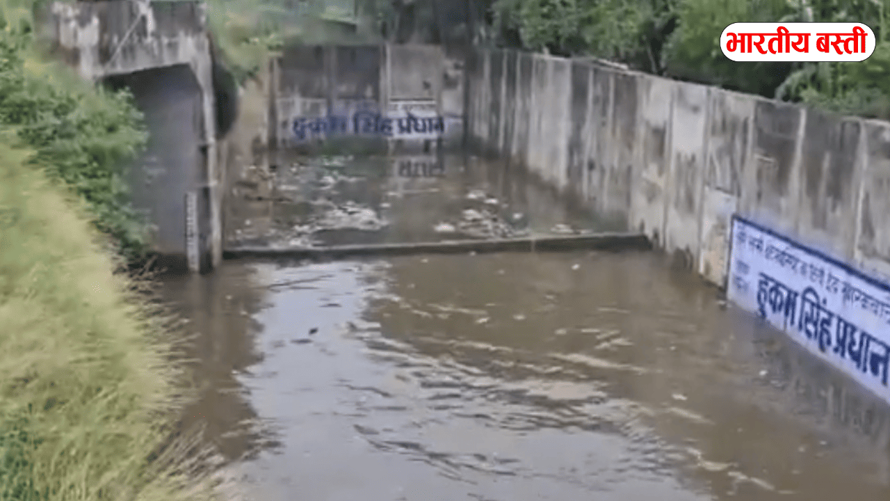 यूपी के इस जिले में बारिश से रेलवे अंडरपास बना तालाब, ग्रामीणों की मुश्किलें बढ़ीं