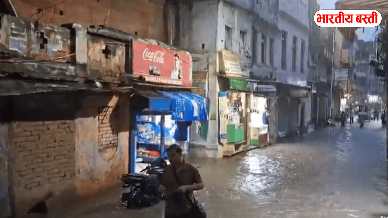 वाराणसी में बारिश बनी मुसीबत, सड़कों पर भरा पानी, थमी रफ्तार