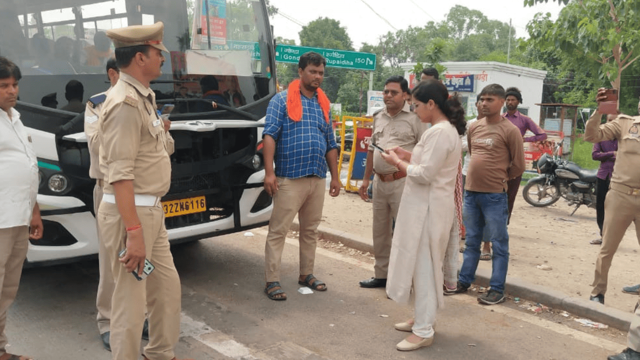 बिना नियम चल रहे थे स्कूल वाहन, बाराबंकी में 2 वाहन सीज, 8 पर कार्रवाई