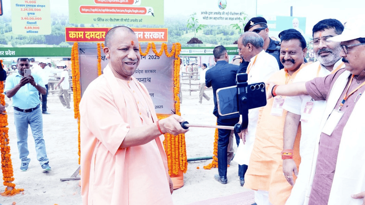 आजमगढ़ पहुंचे सीएम योगी: जनसभा में विकास का भरोसा, एक्सप्रेसवे किनारे किया पौधरोपण