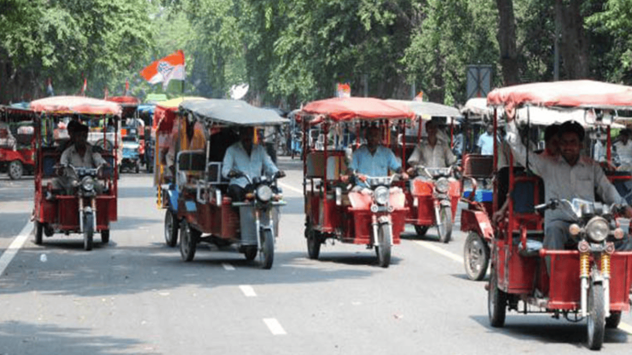 UP: ई-रिक्शा चालकों पर पुलिस का एक्शन, 293 ई-रिक्शा जब्त