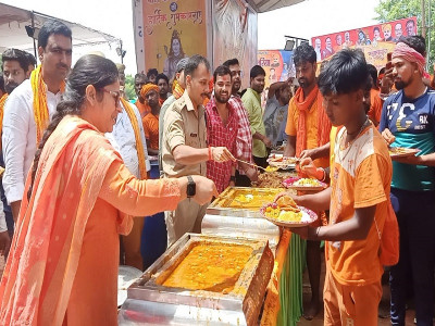 फुटहिया मैं कावड़ियों को भोजन कराती जिलाधिकारी साथ में पुलिस अधीक्षक