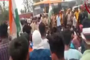 Gorakhpur News: सड़क पर उतरे छात्रों का हंगामा,गोरखपुर -लख़नऊ राष्ट्रीय राजमार्ग किया जाम, मशक्क्त के बाद खुला जाम