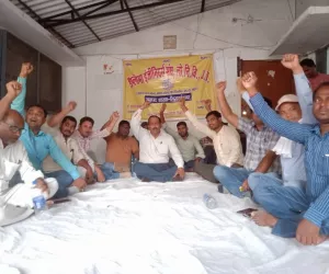 Siddharth Nagar News: अवर अभियंता के साथ अभद्रता के विरोध में कार्य बहिष्कार, दिया धरना